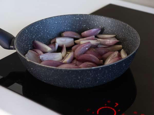 Tarte tatin dengan bawang merah dan feta, versi gurih yang tak tertahankan! - Persiapan langkah 1