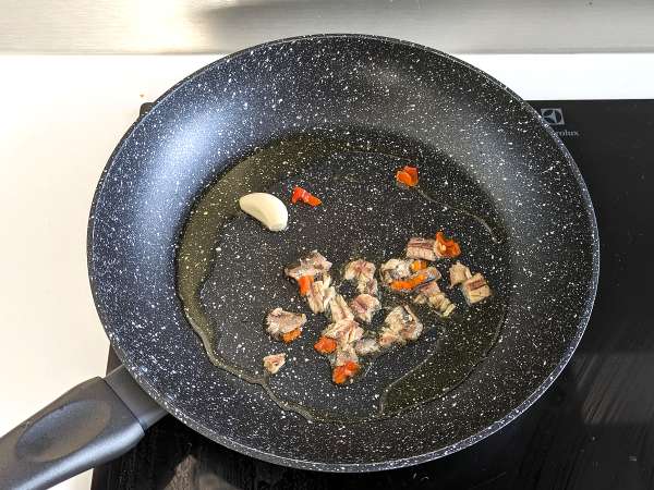 Spaghetti alla puttanesca, hidangan pertama yang cepat dan lezat - Persiapan langkah 1