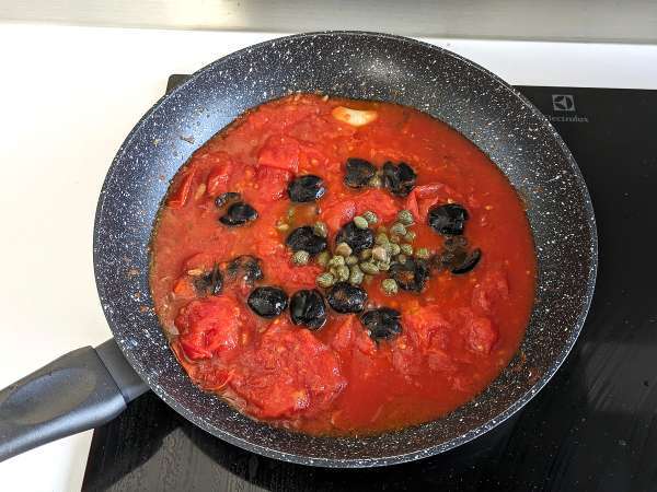 Spaghetti alla puttanesca, hidangan pertama yang cepat dan lezat - Persiapan langkah 2