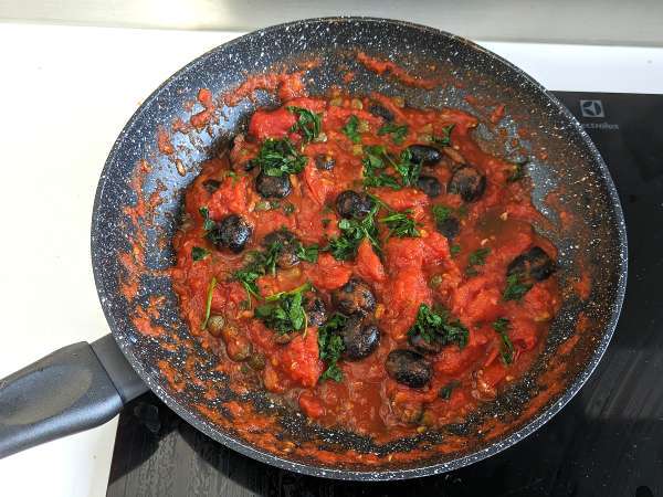 Spaghetti alla puttanesca, hidangan pertama yang cepat dan lezat - Persiapan langkah 4