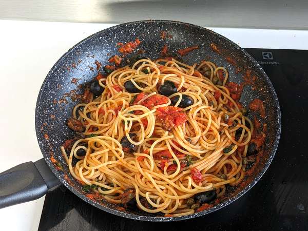 Spaghetti alla puttanesca, hidangan pertama yang cepat dan lezat - Persiapan langkah 5