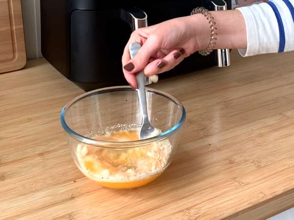 Telur dadar dalam penggorengan udara, resep ringan tanpa mengotori apa pun di dapur! - Persiapan langkah 1