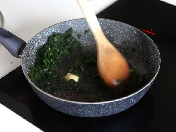 Conchiglioni diisi dengan ricotta dan bayam: hidangan vegetarian panggang yang tak tertahankan - Persiapan langkah 2