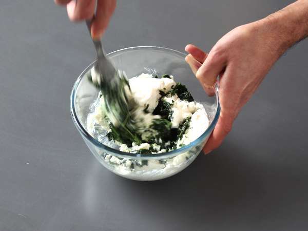 Conchiglioni diisi dengan ricotta dan bayam: hidangan vegetarian panggang yang tak tertahankan - Persiapan langkah 4