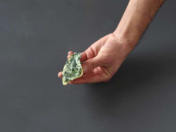 Conchiglioni diisi dengan ricotta dan bayam: hidangan vegetarian panggang yang tak tertahankan - Persiapan langkah 6