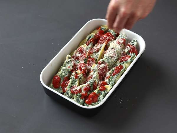 Conchiglioni diisi dengan ricotta dan bayam: hidangan vegetarian panggang yang tak tertahankan - Persiapan langkah 8