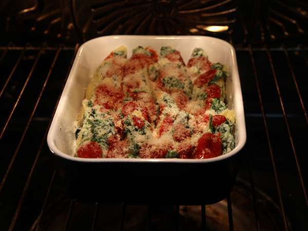 Conchiglioni diisi dengan ricotta dan bayam: hidangan vegetarian panggang yang tak tertahankan - Persiapan langkah 9