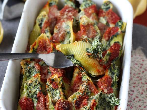 Conchiglioni diisi dengan ricotta dan bayam: hidangan vegetarian panggang yang tak tertahankan - Persiapan langkah 10