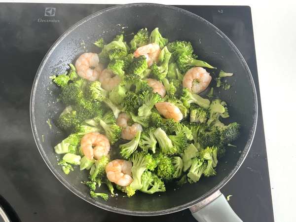 Brokoli dan udang dalam saus Korea yang pedas - hidangan sederhana, seimbang, dan pedas - Persiapan langkah 2