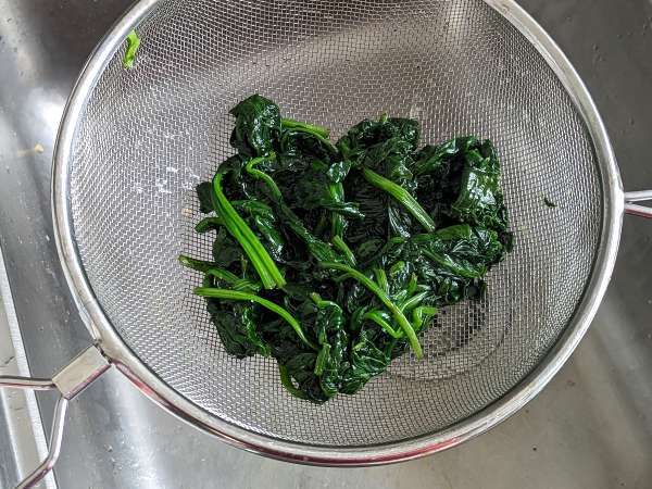 Omelet bayam, hidangan kedua vegetarian yang mudah dan lezat - Persiapan langkah 3