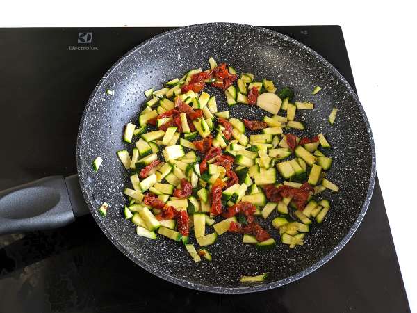 Pasta dengan cukini dan tomat yang dijemur: hidangan pertama yang cepat dan lezat! - Persiapan langkah 1