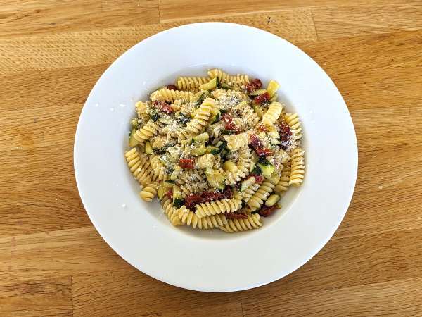 Pasta dengan cukini dan tomat yang dijemur: hidangan pertama yang cepat dan lezat! - Persiapan langkah 3