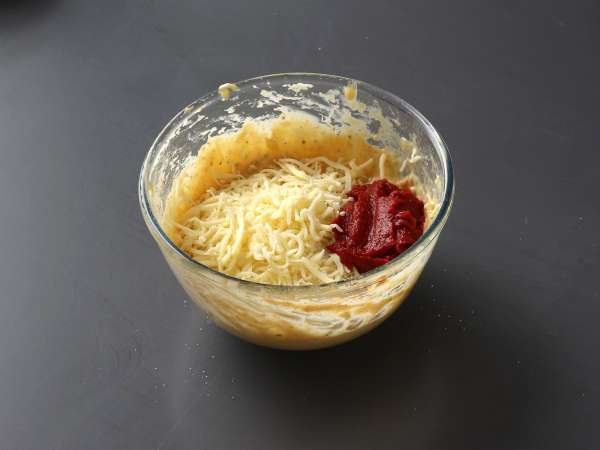 Muffin tomat dengan lelehan hati mozzarella - Persiapan langkah 3