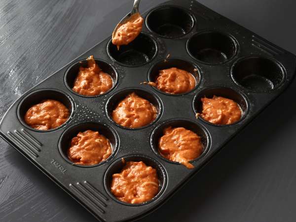 Muffin tomat dengan lelehan hati mozzarella - Persiapan langkah 4