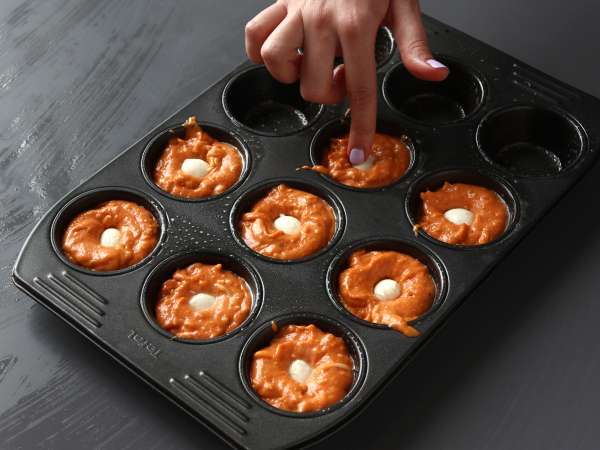 Muffin tomat dengan lelehan hati mozzarella - Persiapan langkah 5