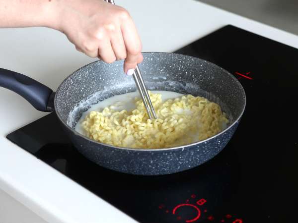 Bagaimana cara memasak mie Buldak rasa carbonara? Resep terbaik! - Persiapan langkah 4