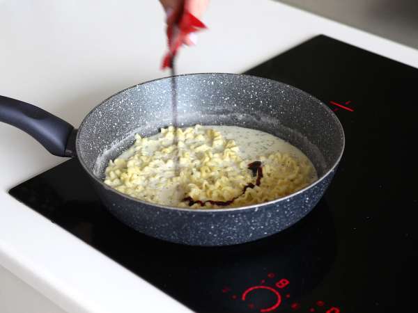 Bagaimana cara memasak mie Buldak rasa carbonara? Resep terbaik! - Persiapan langkah 6