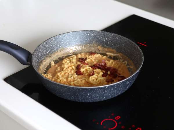 Bagaimana cara memasak mie Buldak rasa carbonara? Resep terbaik! - Persiapan langkah 8