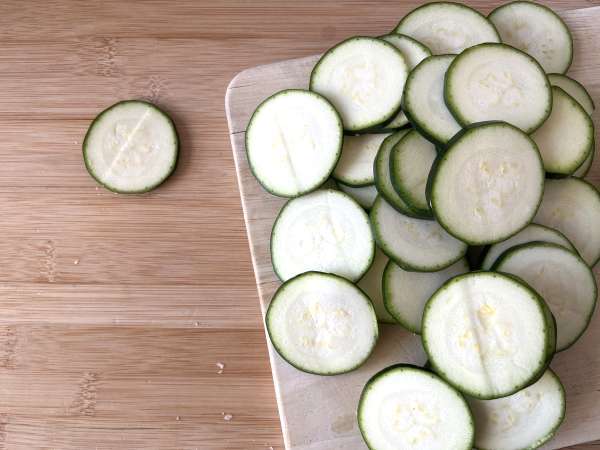 Keripik cukini dengan Penggorengan Udara - Persiapan langkah 1