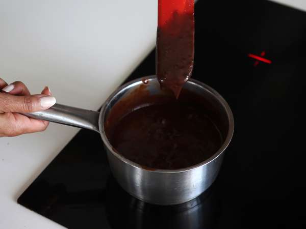 Kue Nega Maluca yang lembut dengan lapisan gula brigadeiro - Persiapan langkah 8