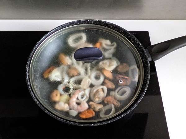 Pasta dengan hidangan laut beku, hidangan pertama yang lezat dan sangat cepat - Persiapan langkah 1