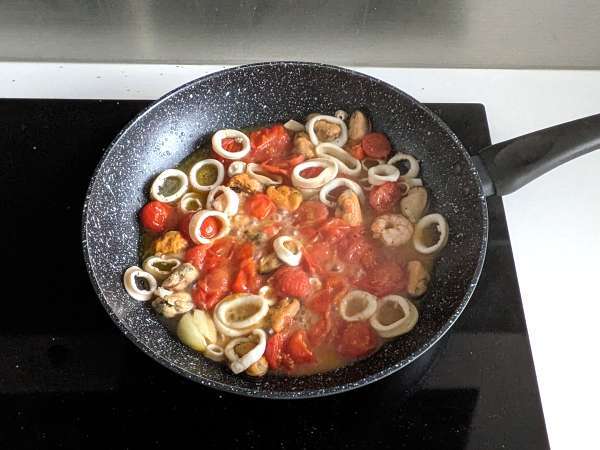 Pasta dengan hidangan laut beku, hidangan pertama yang lezat dan sangat cepat - Persiapan langkah 3