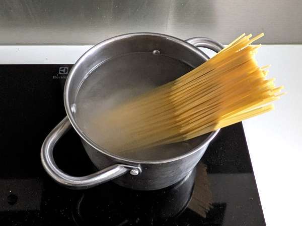 Pasta dengan hidangan laut beku, hidangan pertama yang lezat dan sangat cepat - Persiapan langkah 4