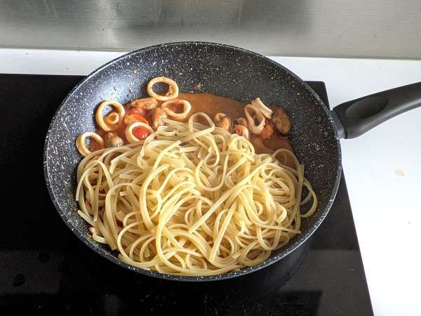 Pasta dengan hidangan laut beku, hidangan pertama yang lezat dan sangat cepat - Persiapan langkah 5