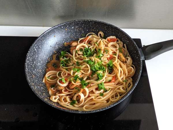 Pasta dengan hidangan laut beku, hidangan pertama yang lezat dan sangat cepat - Persiapan langkah 6