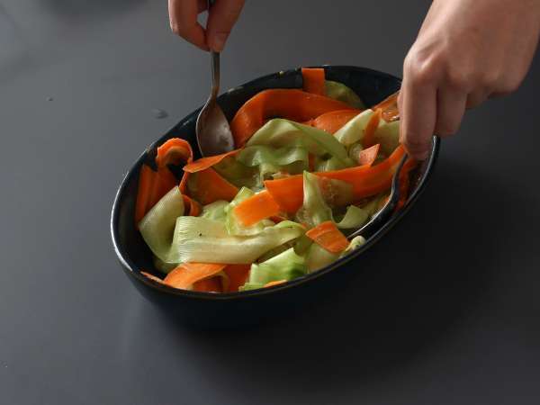 Salad tagliatelle sayuran dengan saus kacang - Persiapan langkah 5