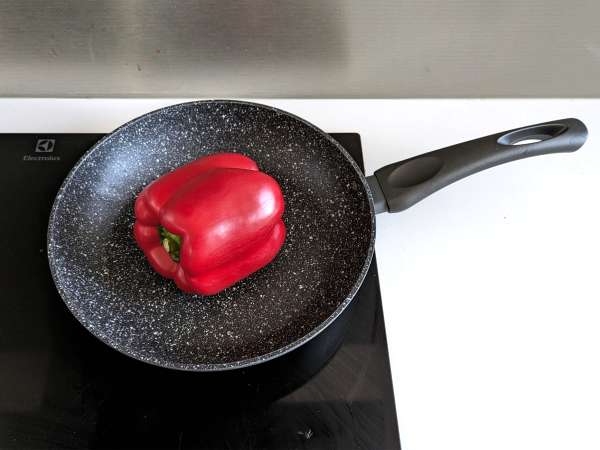 Cara menguliti paprika dalam wajan - Persiapan langkah 1