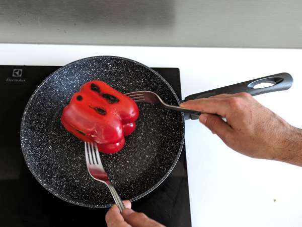 Cara menguliti paprika dalam wajan - Persiapan langkah 2