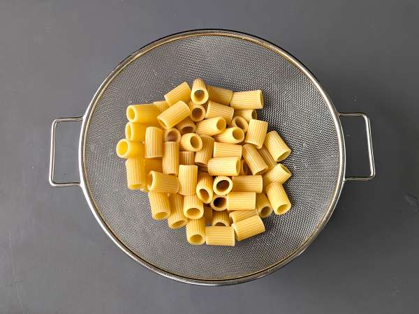 Pasta dingin dengan krim alpukat, almond, dan tomat ceri: vegetarian dan sangat lezat! - Persiapan langkah 1