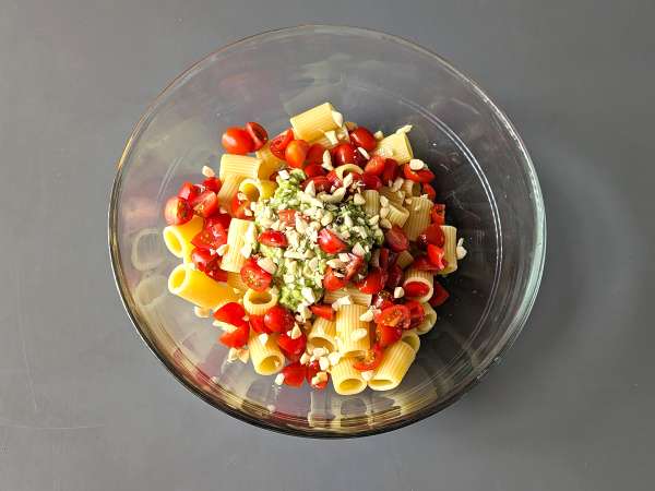 Pasta dingin dengan krim alpukat, almond, dan tomat ceri: vegetarian dan sangat lezat! - Persiapan langkah 5
