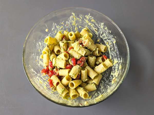 Pasta dingin dengan krim alpukat, almond, dan tomat ceri: vegetarian dan sangat lezat! - Persiapan langkah 6