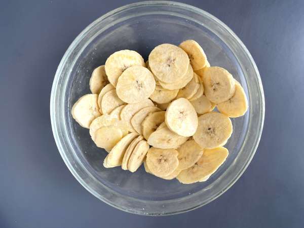 Keripik pisang raja yang dipanggang dalam oven - Persiapan langkah 2