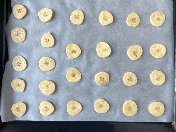 Keripik pisang raja yang dipanggang dalam oven - Persiapan langkah 3