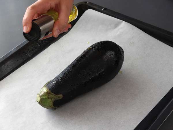 Bagaimana cara memanggang dan mengupas terong di dalam oven? - Persiapan langkah 2