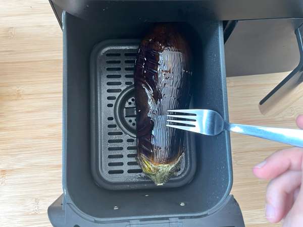 Bagaimana cara memanggang dan mengupas terong dengan mudah di dalam Air Fryer? Cara yang mudah! - Persiapan langkah 3