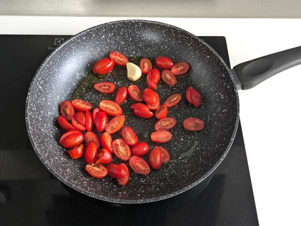 Pasta krim dengan burrata dan tomat ceri - Persiapan langkah 1