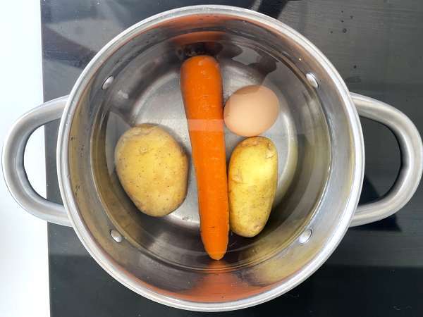 Salad Rusia dengan mayones buatan sendiri - Persiapan langkah 1