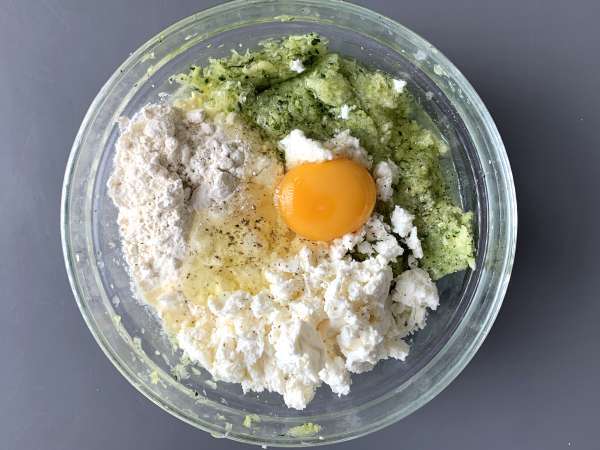 Gorengan cukini Air Fryer dengan yoghurt dan saus feta - Persiapan langkah 2