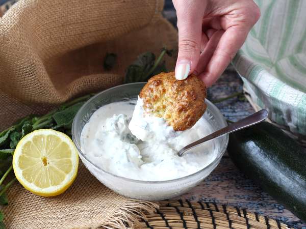 Saus yoghurt, feta, lemon, dan mint yang sangat segar! - Persiapan langkah 2