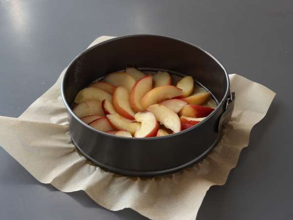 Kue persik terbalik, lembab, meleleh dan karamel - Persiapan langkah 2