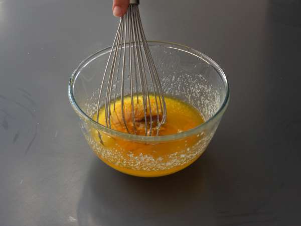 Kue persik terbalik, lembab, meleleh dan karamel - Persiapan langkah 3