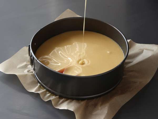 Kue persik terbalik, lembab, meleleh dan karamel - Persiapan langkah 6