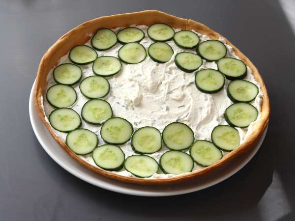 Tart musim panas yang sangat menyegarkan: ricotta, mentimun, dan salmon asap - Persiapan langkah 8