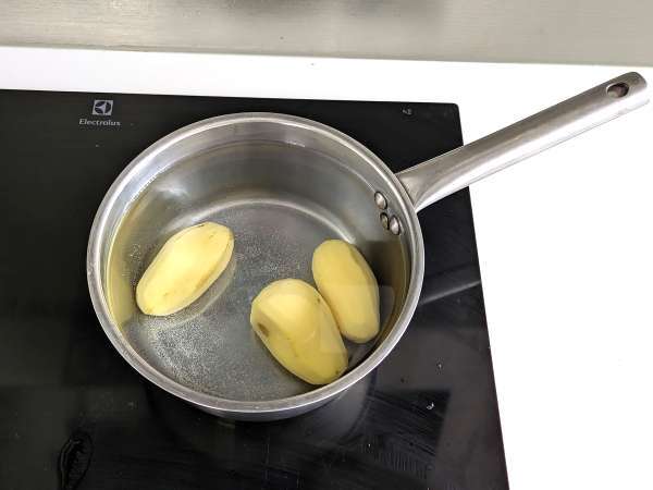 Burger cukini dan kentang dalam penggorengan udara - Persiapan langkah 1