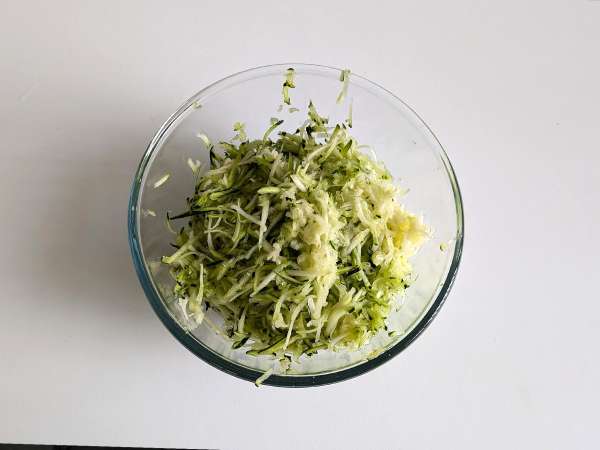 Burger cukini dan kentang dalam penggorengan udara - Persiapan langkah 2