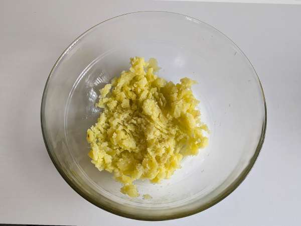 Burger cukini dan kentang dalam penggorengan udara - Persiapan langkah 3